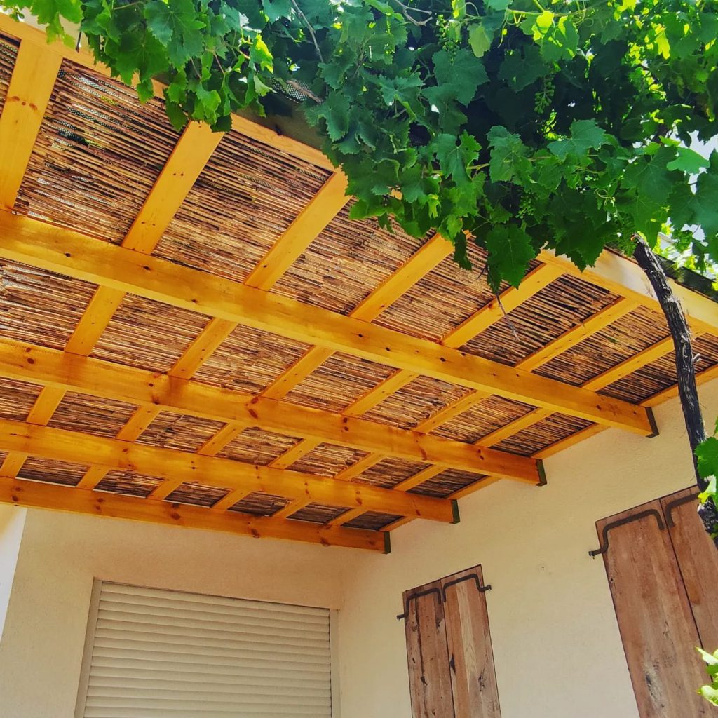 כיצד פרגולה במבוק משתלבת בסגנון העיצובי?